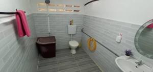 Bandar  Pusat JengkaにあるHomestay Bakti @Rantau Perintisのバスルーム(白いトイレ、シンク付)