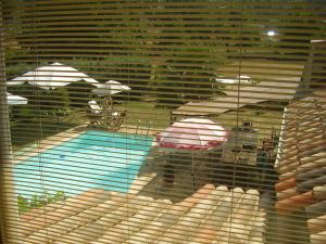 Bazén v ubytování La Picholine chambre Marjolaine nebo v jeho okolí