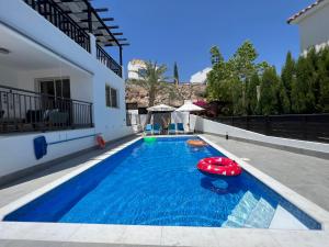una piscina en el patio trasero de una casa en Villa Marina Sea-View Private Pool en Peyia