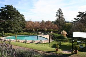 una piscina en medio de un patio en Posada los Cedros en La Cumbre