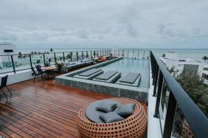 balcone con tavolo, sedie e piscina. di Flats na praia do Bessa a João Pessoa