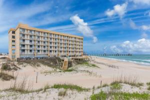 um hotel na praia ao lado da praia em Comfort Inn South Oceanfront em Nags Head