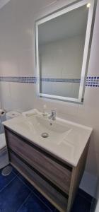 ein Badezimmer mit Waschbecken, Spiegel und Toilette in der Unterkunft Apartamento La Estación - Para 6 - VUT-4522-AS in Avilés