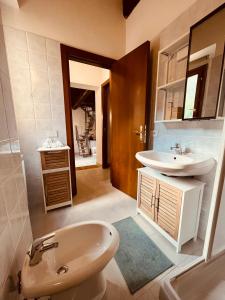 y baño con lavabo, aseo y bañera. en Casa in Umbria - nella Valle del Menotre vicino Rasiglia, Foligno, Assisi,Perugia, en Foligno