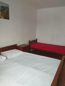 GORAN'S PLACE في هفار: غرفة نوم بسريرين ومرتبة حمراء