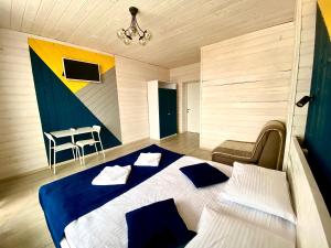 sypialnia z łóżkiem i biurkiem w obiekcie Friends house bukovel w mieście Bukowel
