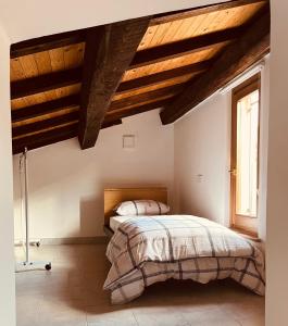 1 dormitorio con 2 camas y techos de madera en Casa in Umbria - nella Valle del Menotre vicino Rasiglia, Foligno, Assisi,Perugia, en Foligno