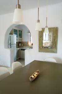 een keuken met een tafel en een kom erop bij Kalma villa in Santa Maria