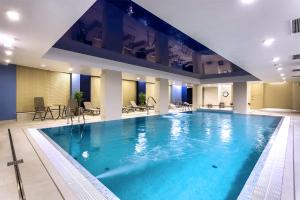 a large swimming pool in a hotel room at City Center SPA Apartments Jaglana 6A with Parking in Gdańsk
