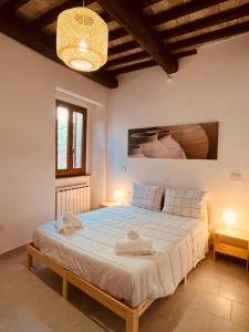 1 dormitorio con 1 cama grande y 2 toallas. en Casa in Umbria - nella Valle del Menotre vicino Rasiglia, Foligno, Assisi,Perugia, en Foligno
