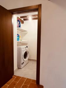 a laundry room with a washer and dryer at Casa in Umbria - nella Valle del Menotre vicino Rasiglia, Foligno, Assisi,Perugia in Foligno