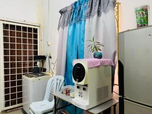 Dapur atau dapur kecil di Homestay Ummi