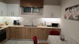 Een keuken of kitchenette bij Ebony and Ivory Suites