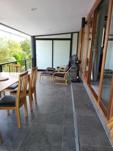 Habitación con sillas, mesas y balcón. en Lost paradise 2 en Hinkong