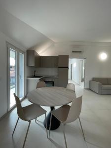 a kitchen and dining room with a table and chairs at Carissimi 4 in Milan