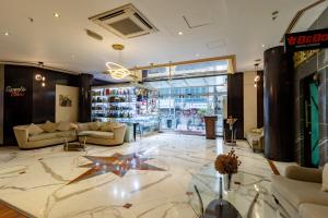 a living room with a large marble floor at City Palace Hotel in Dubai