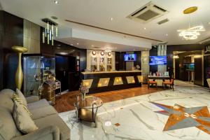 een woonkamer met een bank en een tafel bij CITY PALACE HOTEL in Dubai