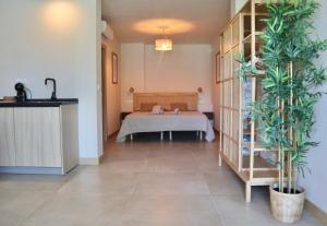 um quarto com uma cama num quarto em Alojamiento rural FINCA AZUCENA SUITE em Conil de la Frontera