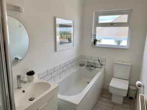 Ein Badezimmer in der Unterkunft Cosy Pink Cottage, Harbour Views & Private Parking