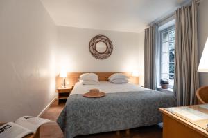 - une chambre avec un lit doté d'un chapeau dans l'établissement Hôtel Le Pré Galoffre, à Nîmes