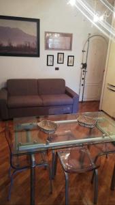 sala de estar con sofá y mesa de cristal en Cassia Home, en Roma