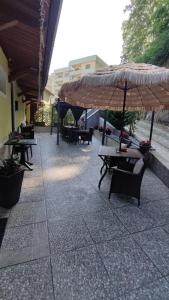 un patio con tavoli e ombrelloni su un edificio di Il Roseto a Frosinone