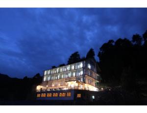 un edificio se ilumina por la noche en Shining Star Resort, Khajjiar, en Khajjiar 