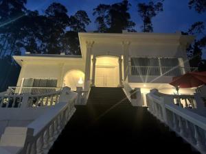 Afbeelding uit fotogalerij van Skyline BlueDome Villa Ciwidey in Ciwidey +52 foto's