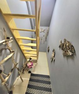 una escalera en una habitación con esqueletos en la pared en Penthouse Apartments PERLA, Vasiliko, en Tsarevo