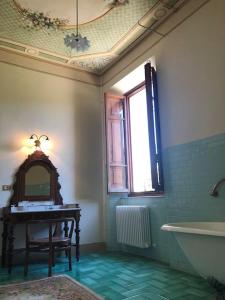 y baño con lavabo, mesa y bañera. en Unique suite at Tenuta Granducale Dolciano, en Chiusi