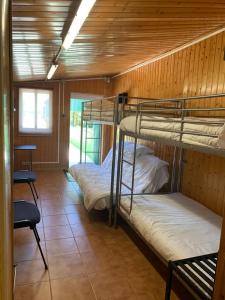 um quarto com dois beliches numa casa em Albergue Naturmaz em Mazaricos