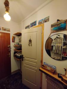 een kamer met een deur en een spiegel aan de muur bij Appartement cosy in Perpignan
