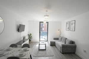 a living room with a couch and a table at Cosy 1 bed - Heart of Birmingham in Birmingham