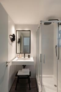La salle de bains est pourvue d'un lavabo et d'une douche. dans l'établissement TOC Hotel Las Ramblas, à Barcelone