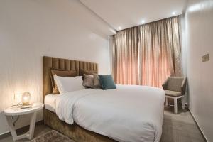 En eller flere senge i et værelse på New Sea Front Apartment 95sqm with Unlimited Wi-Fi