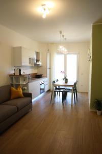sala de estar con sofá, mesa y cocina en Le due sorelle ALE, en Civitanova Marche