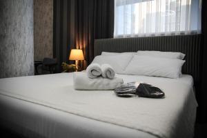 Una habitación de hotel con una cama con toallas. en The Hera Bostancı en Estambul