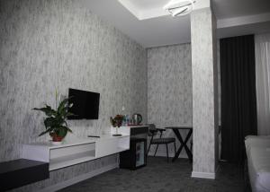ein Wohnzimmer mit einem TV an der Wand in der Unterkunft The Hera Bostancı in Istanbul
