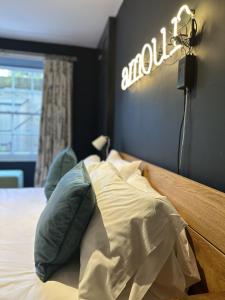 1 dormitorio con 1 cama con un cartel en la pared en Unique Clifton apartment on historic crescent, en Bristol