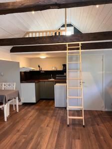 Cama elevada en una cocina con escalera en Araya Svensson’s Guest House en Falkenberg
