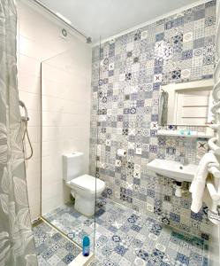 ein Bad mit einem WC, einem Waschbecken und einer Dusche in der Unterkunft Friends house bukovel in Bukowel