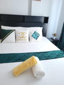 ein Hotelzimmer mit einem Handtuch auf einem Bett in der Unterkunft Lux Suites Supaboma Apartments Embakasi in Nairobi