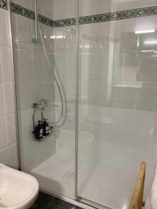 um chuveiro com uma porta de vidro na casa de banho em La Lúnula by Twelve Apartments VUT3392AS em Gijón