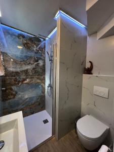 ピタゴリオにあるPythagorion Harbour Studioのシャワーとトイレ付きのバスルーム +19枚の写真