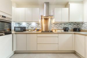 Η κουζίνα ή μικρή κουζίνα στο Heathrow House with Parking - Sleeps 5 near M25, Virginia Water, Thorpe Park & Legoland, Mid To Long Term Bookings Welcome +12 φωτογραφίες