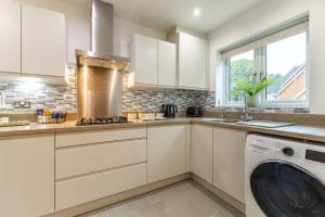 Η κουζίνα ή μικρή κουζίνα στο Heathrow House with Parking - Sleeps 5 near M25, Virginia Water, Thorpe Park & Legoland, Mid To Long Term Bookings Welcome