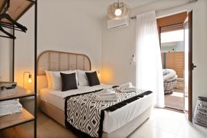 Agios DimitriosにあるVilla Ismini 3 bedrooms,pool, barbequeのベッドルーム(大型ベッド1台、鏡付)