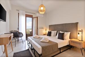 Agios DimitriosにあるVilla Ismini 3 bedrooms,pool, barbequeのベッドルーム1室(ベッド1台、デスク付)