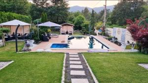 a backyard with a swimming pool in a yard at Casita Sarabia in Ponteareas