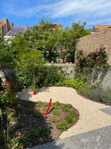 a garden with a pathway with flowers and plants at Huis Agnes in Ostend